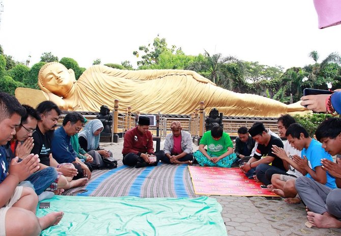 patung buddha tidur di mojokerto