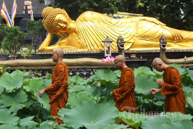 patung buddha tidur di batu