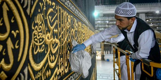 Sambut Ramadan, Petugas Kebersihan Sterilkan Kabah