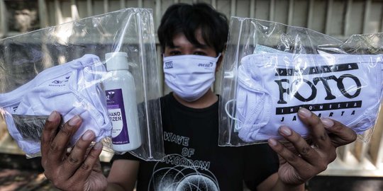 PFI Jakarta Bagikan Masker dan Hand Sanitizer kepada Pewarta Foto