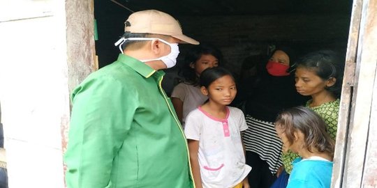 Potret Kemiskinan di Kota Cirebon, Inah dan Keluarga Makan Nasi Basi