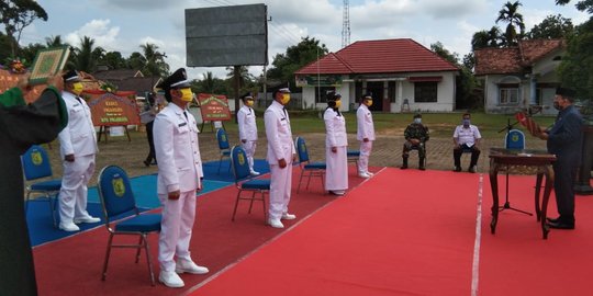 Puluhan Kades di Muba Dijemur Sebelum Dilantik, Tugas Pertama Bagikan Masker