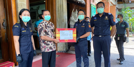 Bea Cukai Ngurah Rai Bagikan Sembako hingga APD untuk Terdampak Covid-19