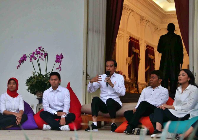 jokowi kenalkan staf khusus milenial