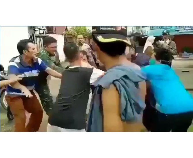 ketua rt berkelahi dengan warga