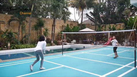 5 Potret Yuni Shara Saat Bermain Badminton Tetap Lincah Meski Usia Tak Muda Lagi Merdeka Com