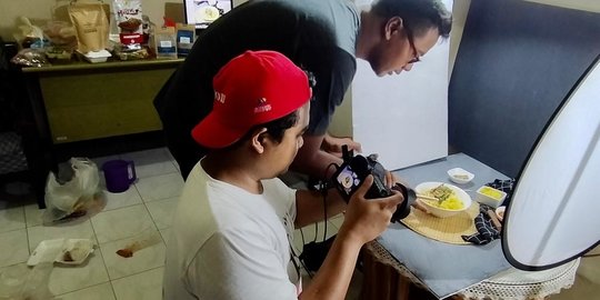 Bupati Banyuwangi Acungi Jempol Dua Fotografer yang Bantu Pemasaran UMKM