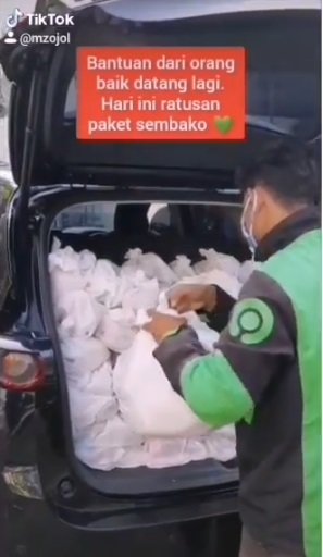 ojol bagikan sembako