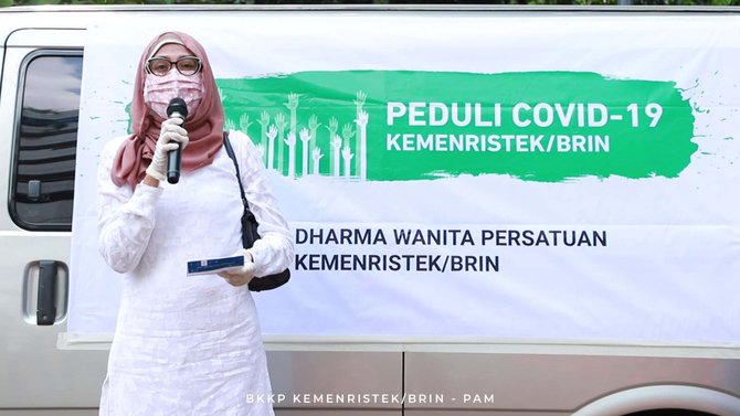 dharma wanita kemenristek serahkan paket bantuan untuk petugas keamanan amp kebersihan