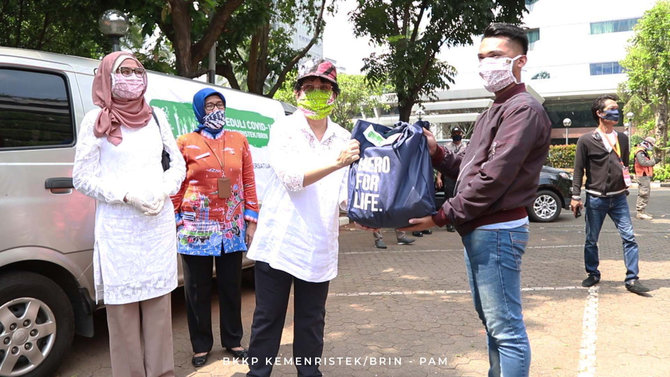 dharma wanita kemenristek serahkan paket bantuan untuk petugas keamanan amp kebersihan