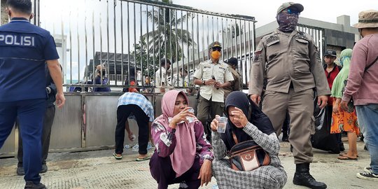 Warga Berdesakan Pembagian Sembako di Rumah Gubernur 