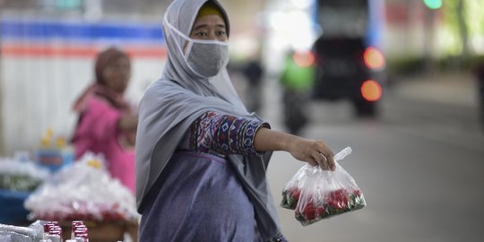 Pedagang Kembang Tabur Sepi Pembeli di Tengah Pandemi