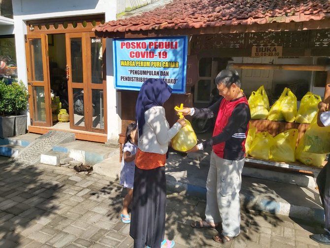 warga perumahan di banyuwangi gotong royong berbagi sembako