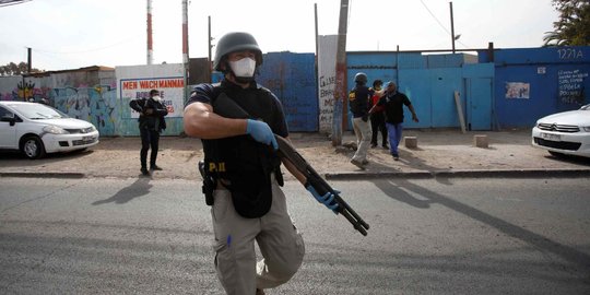 Wabah Pandemi, Polisi Chile Ancam Warga yang Berkumpul Pakai Shotgun