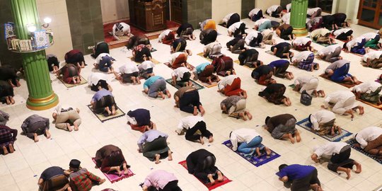 Salat Tarawih Pertama dengan Penerapan Physical Distancing