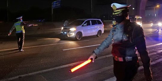 Polisi Cegat Pemudik di Tol Jakarta-Cikampek