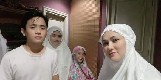 Posting Foto Bareng Ketiga Anaknya, Anak Laki-laki Mulan Jameela Bikin Salfok Netizen