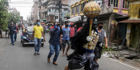 Foto Aksi Dewa Kematian Berkeliaran Saat Lockdown India Merdeka Com