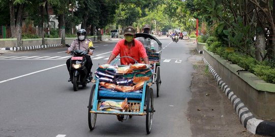 Belasan Tukang Becak di Kediri Diberdayakan untuk Salurkan Paket Sembako