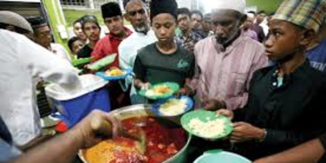 Mengintip Keunikan Buka Puasa ala India di Masjid Ghaudiyah Medan