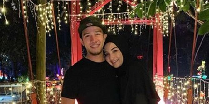 10 Tahun Menikah dan Jauh dari Gosip, Ini 5 Potret Mesra Ruri Repvblik Bersama Istri