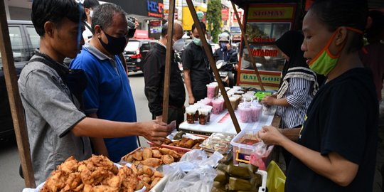 Ramadan di Tengah Pandemi, Warga Masih Padati Lokasi Penjualan Takjil