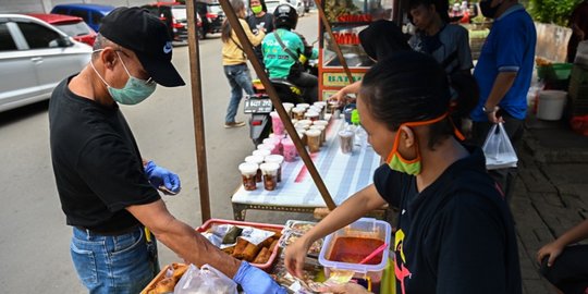 Jalankan PSBB, Satpol PP Bubarkan dan Segel Lapak Berjualan di Lokasi Terlarang