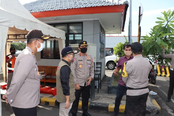 mabes polri melakukan pengecekan personel dan posko operasi ketupat semeru 2020 di banyuwangi