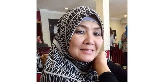 Kisah Hijrahnya Eva Arnaz, Bersihkan Harta Haram Pilih Jual Lontong Sayur