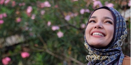 Dewi Sandra Ceritakan Perjalanan Hijrahnya Selama 7 Tahun, Luna Maya Sampai Merinding