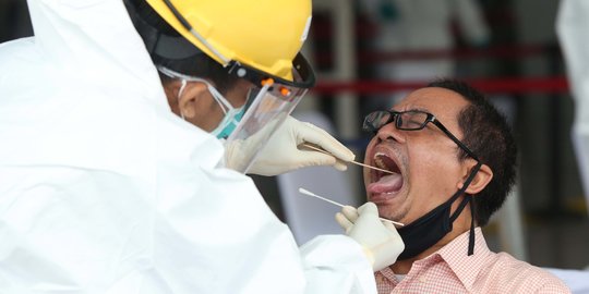 Antisipasi Covid-19, Ratusan Penumpang KRL di Test Swab