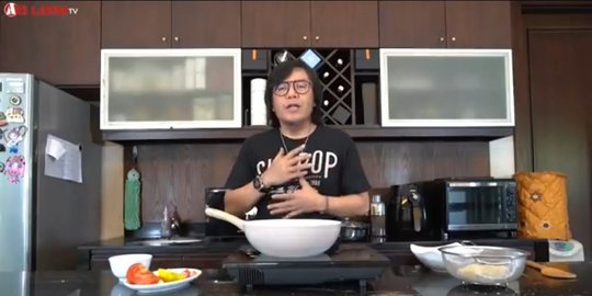 Tak Kalah Jago, Ini Momen 6 Artis Pria Memasak Saat di Rumah Saja | merdeka.com - merdeka.com