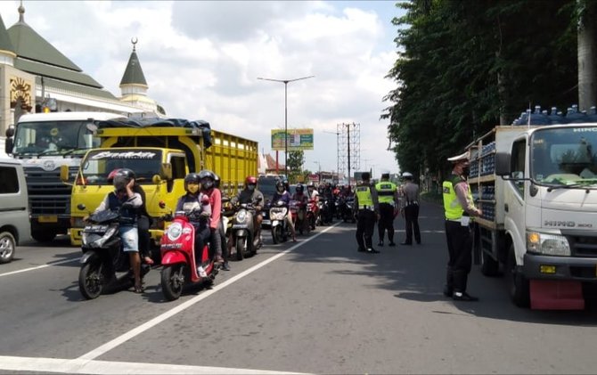 pemeriksaan kendaraan pemudik di prambanan klaten