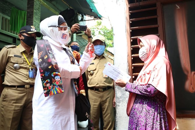 tri tito karnavian salurkan bantuan oase kabinet indonesia maju pada warga jakarta
