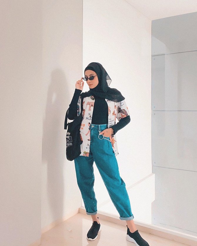 awkarin tampil berhijab