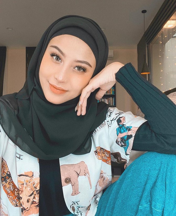 awkarin tampil berhijab