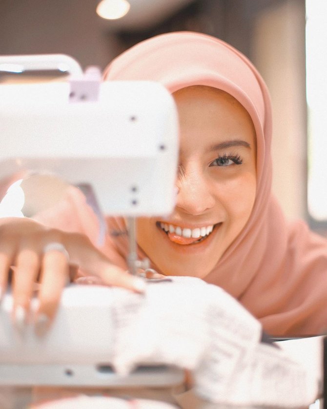 awkarin tampil berhijab
