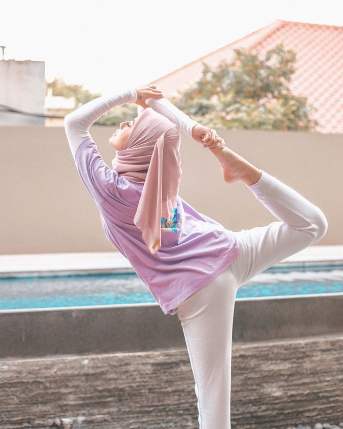 awkarin tampil berhijab