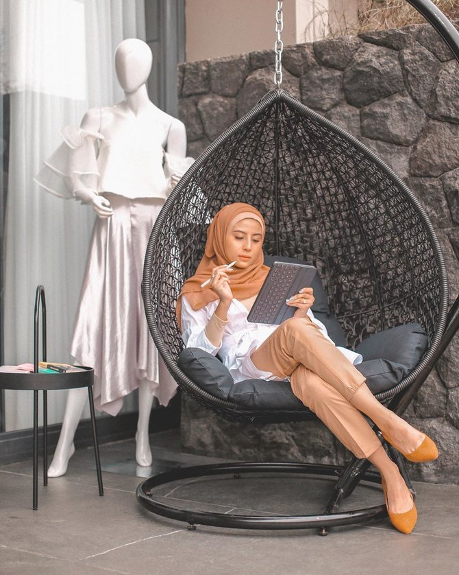 awkarin tampil berhijab