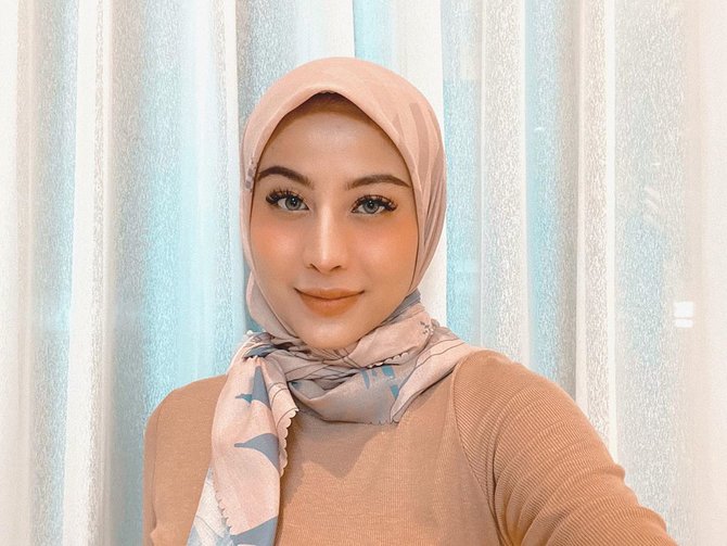 awkarin tampil berhijab