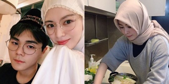 6 Potret Selebgram Ayana Moon Jalani Ramadhan Bersama Adik yang Baru Mualaf