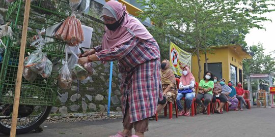 Warga Depok Terapkan Physical Distancing Saat Beli Sayur