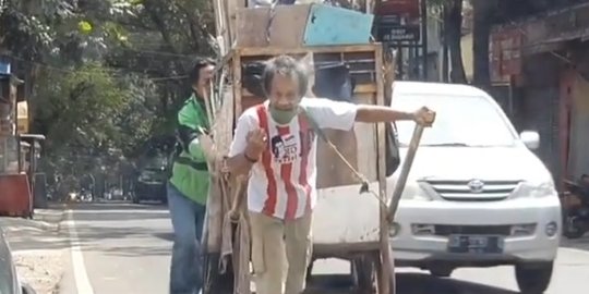 Momen Pengemudi Ojol Bantu Dorong Gerobak Pemulung, Bikin Hati Terenyuh