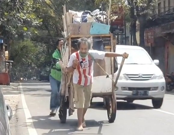 momen pengemudi ojol bantu dorong gerobak pemulung