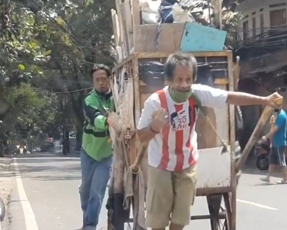 momen pengemudi ojol bantu dorong gerobak pemulung