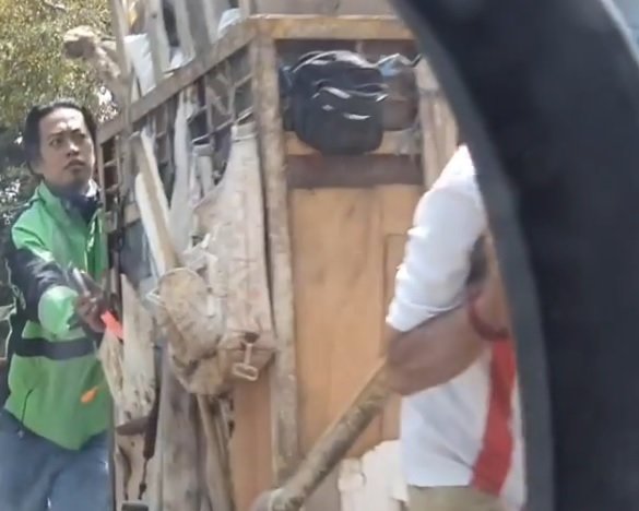 momen pengemudi ojol bantu dorong gerobak pemulung