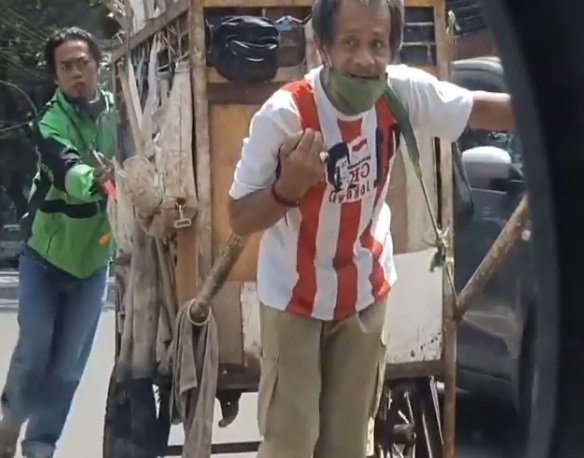 momen pengemudi ojol bantu dorong gerobak pemulung