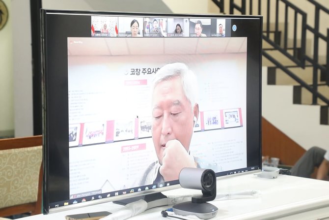 menaker ida fauziyah dalam rapat video conference bersama korean chamber di jakarta
