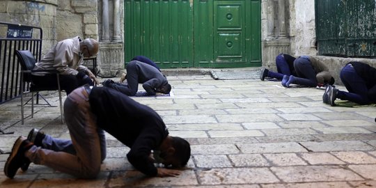 Masih Tutup Akibat Pandemi, Jemaah Tarawih di Luar Masjid Al-Aqsa