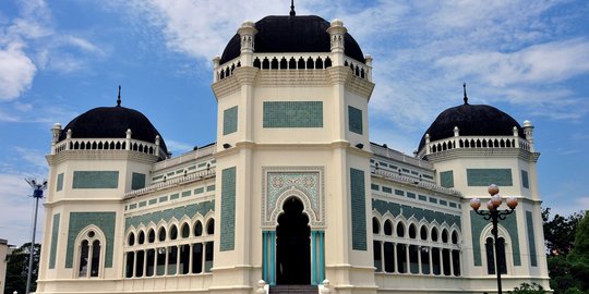 Mengunjungi Masjid Al Mashun Medan, Cantik nan Megah Peninggalan Kesultanan Deli